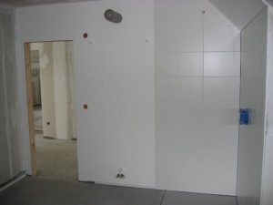 Badezimmerwand (tapeziert und gestrichen)
